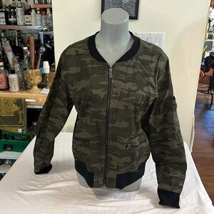 Sanctuary Camo Bomber Jacket Lightweight in Size XL